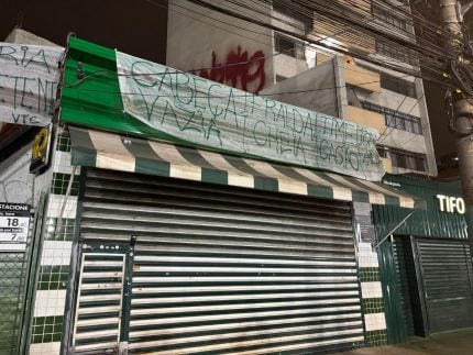 Torcedores do Palmeiras protestam com faixas após derrota em clássico