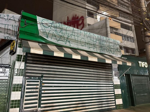 Torcedores do Palmeiras protestam com faixas após derrota em clássico