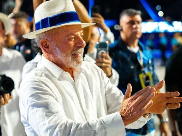 Flávio Bolsonaro diz que vai acionar o TSE após desfile em homenagem a Lula na Sapucaí