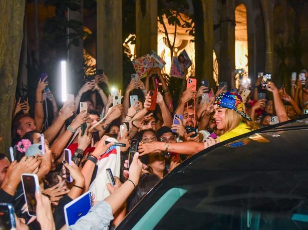 Karol G atrai multidão e esbanja simpatia ao atender fãs em frente a hotel em SP