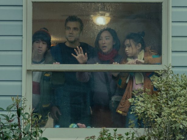 “A Última Casa” une Wagner Moura e Greta Lee em thriller tenso; veja o trailer