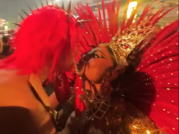 Sabrina Sato dá selinho em Juliana Paes durante desfile na Sapucaí