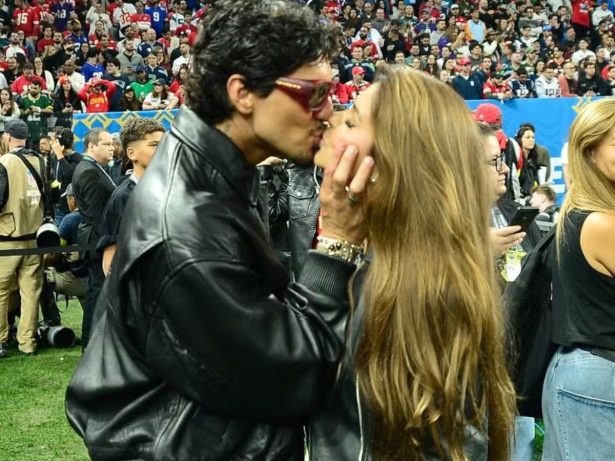 Gabriel Medina faz primeira aparição pública com nova namorada em jogo da NFL