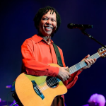 Djavan anuncia turnê comemorativa de 50 anos de carreira; saiba tudo