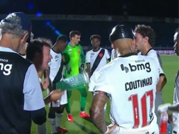 Diniz explode com elenco do Vasco em parada técnica: “Não quer ganhar essa m*rda de jogo?”