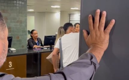 Deolane é flagrada tirando fotos com fãs dentro de Fórum de Recife