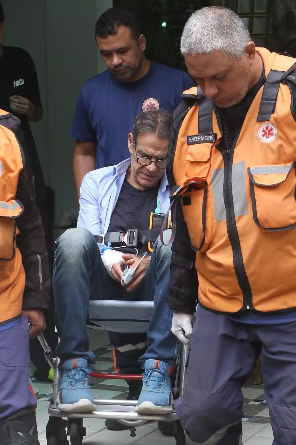 Mário Gomes desmaia em casa no Rio de Janeiro (Foto: Dilson Silva / Agnews)