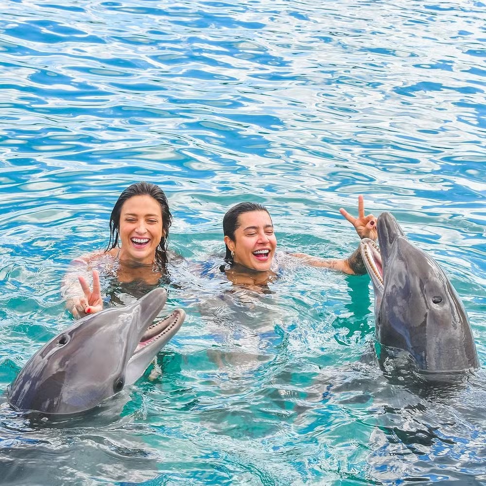 Lauana Prado e namorada posam com golfinhos no Caribe (Foto: Reprodução / Instagram