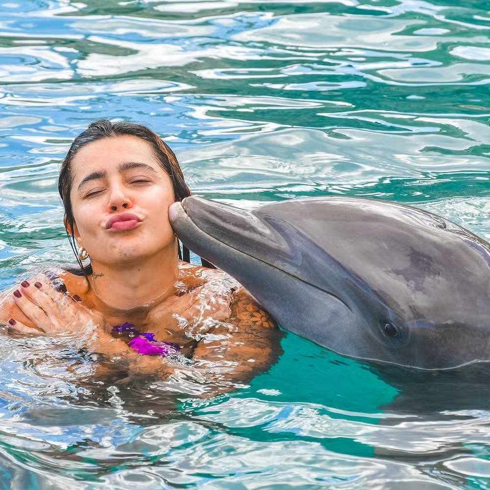 Lauana Prado e namorada posam com golfinhos no Caribe (Foto: Reprodução / Instagram