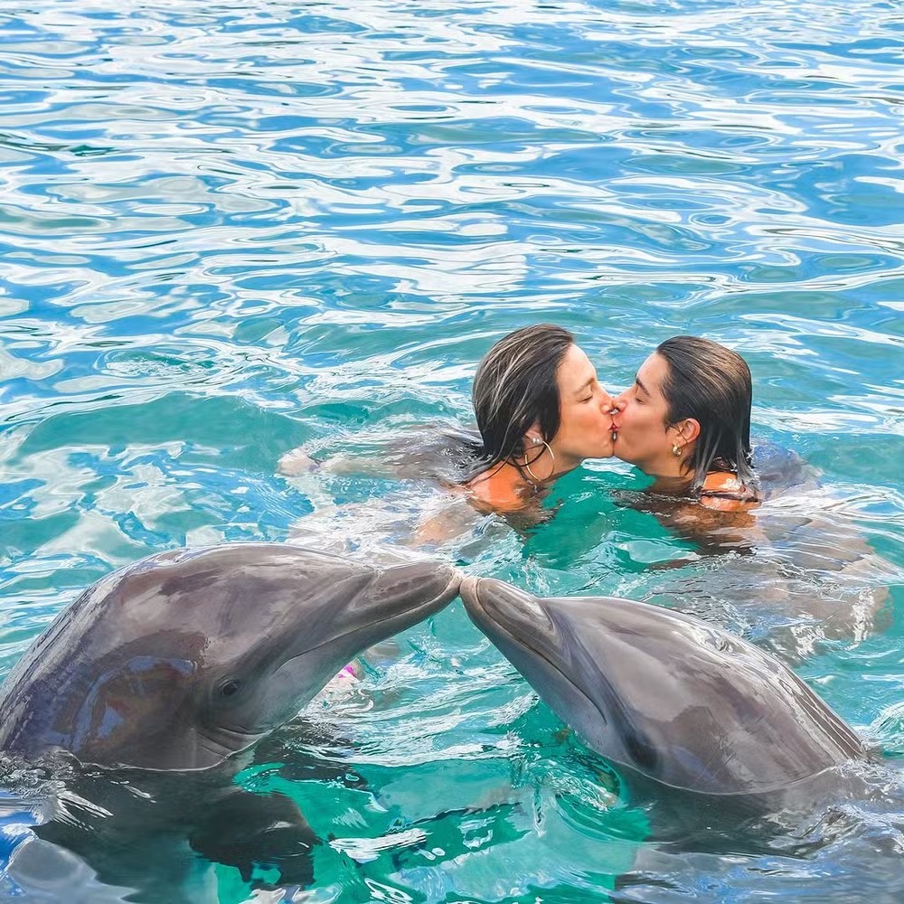 Lauana Prado e namorada posam com golfinhos no Caribe (Foto: Reprodução / Instagram