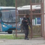 Tiroteio fecha a Avenida Brasil e passageiro de ônibus é baleado no Rio