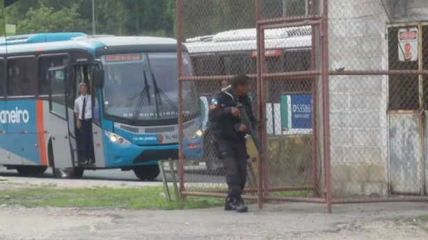 Tiroteio fecha a Avenida Brasil e passageiro de ônibus é baleado no Rio