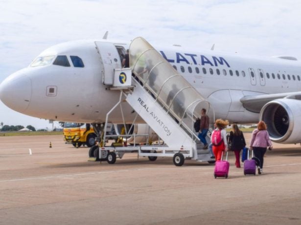 Passageiro morre após cair da escada de desembarque de avião em SP