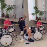 Leo, filho de Murilo Huff e Marília Mendonça, tocando bateria