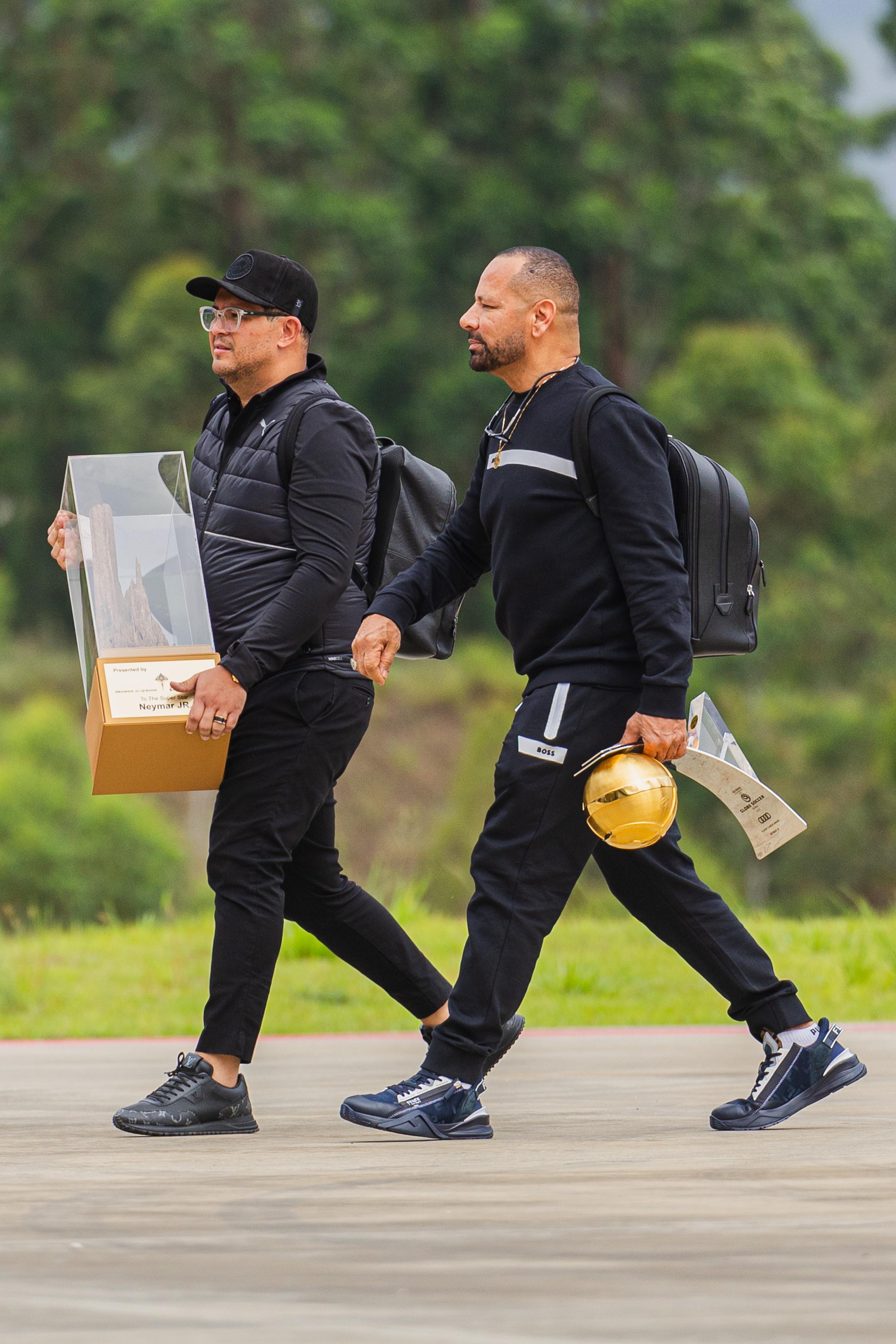 Bruno Avelar e Neymar Pai chegando no Brasil no retorno do craque ao Santos / Divulgação