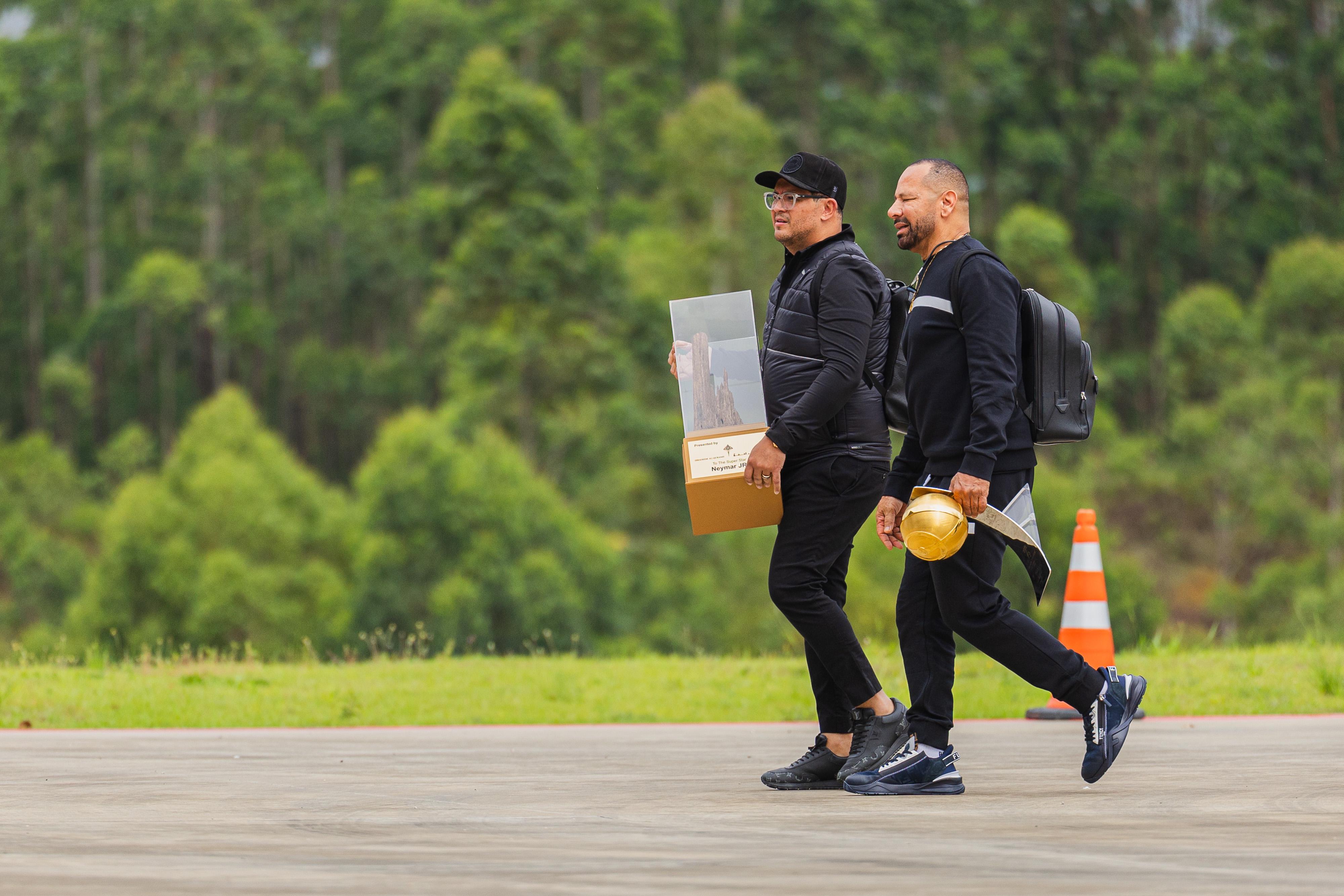 Bruno Avelar e Neymar Pai chegando no Brasil no retorno do craque ao Santos / Divulgação