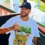 Neymar Jr atrai multidão ao fazer visita surpresa em ponto turístico de Santos