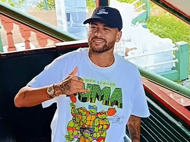 Neymar Jr atrai multidão ao fazer visita surpresa em ponto turístico de Santos