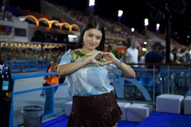 Um ano após traição, mulher de Adnet vai à Sapucaí prestigiá-lo em desfile