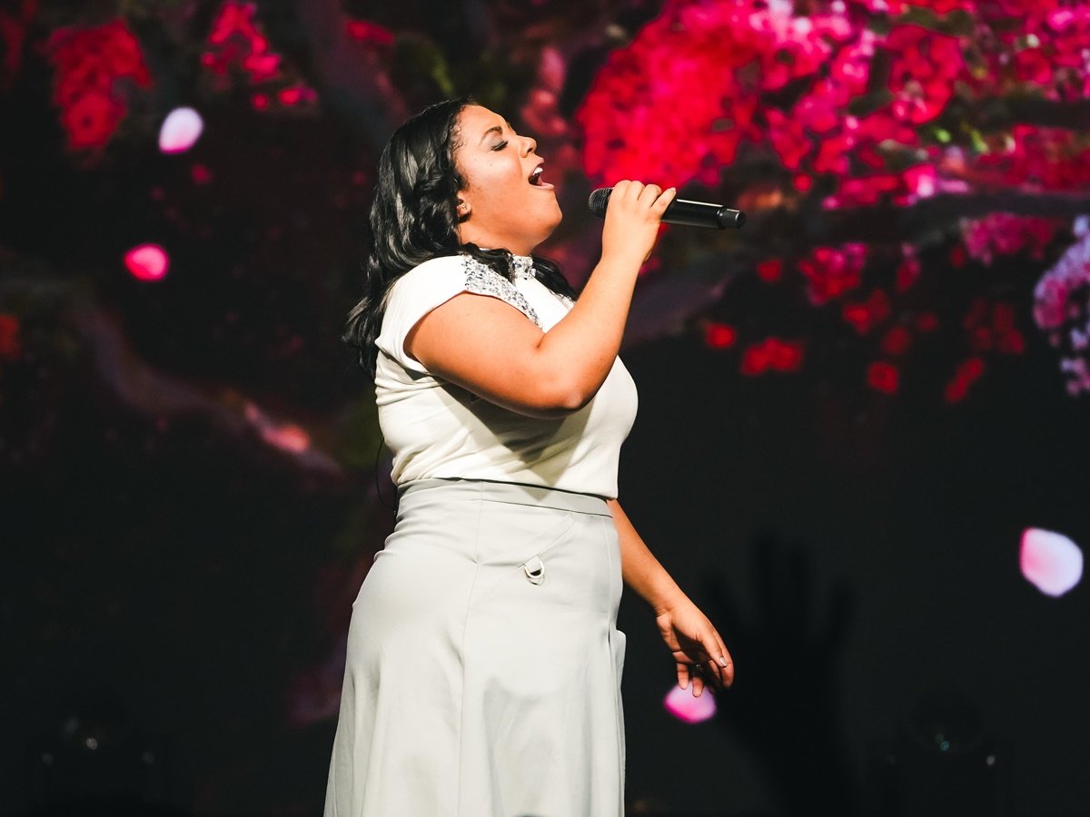 Aos 22 anos, a cantora baiana Sued Silva tem ganhado cada vez mais destaque no mundo da música gospel / Divulgação 