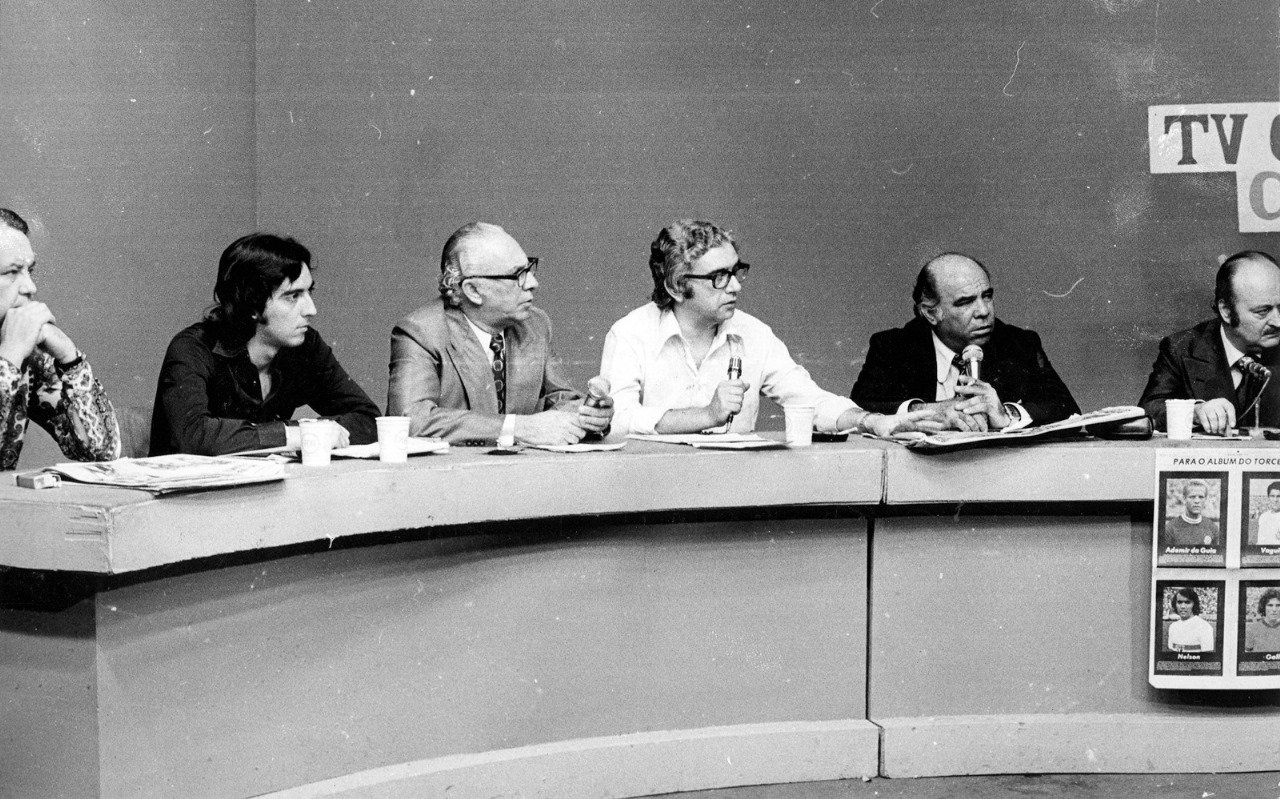 Integrantes do Programa Mesa Redonda em 7 de novembro de 1974. Na foto, Peirão de Castro, Galvão Bueno, José Silveira, Roberto Petri, Zé Italiano e Milton Peruzzi / Crédito: Acervo Gazeta Press