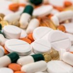 Anvisa suspende lotes de medicamentos após encontrar inseto em frasco