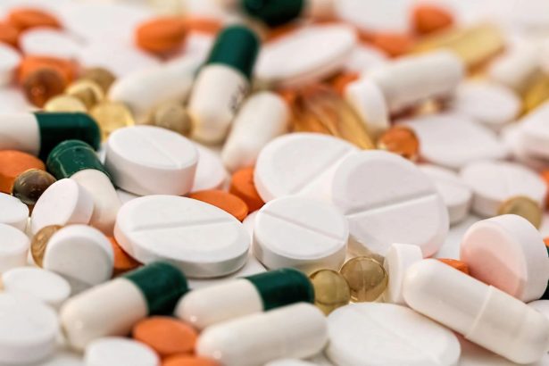 Anvisa suspende lotes de medicamentos após encontrar inseto em frasco
