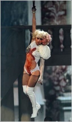 Antes de Lady Gaga dominar Copacabana, relembramos 10 looks que marcaram sua carreira 8 WhatsApp Image 2025 05 02 at 15.01.17