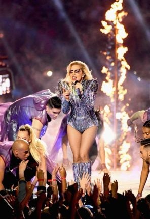 Antes de Lady Gaga dominar Copacabana, relembramos 10 looks que marcaram sua carreira 7 WhatsApp Image 2025 05 02 at 15.01.18 1