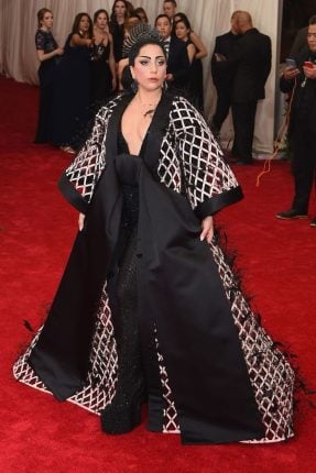 Antes de Lady Gaga dominar Copacabana, relembramos 10 looks que marcaram sua carreira 3 WhatsApp Image 2025 05 02 at 15.01.19 1