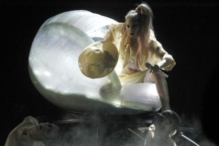 Antes de Lady Gaga dominar Copacabana, relembramos 10 looks que marcaram sua carreira 2 WhatsApp Image 2025 05 02 at 15.01.19