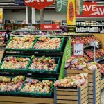 Supermercado pagará indenização a funcionário obrigado a rebolar no trabalho
