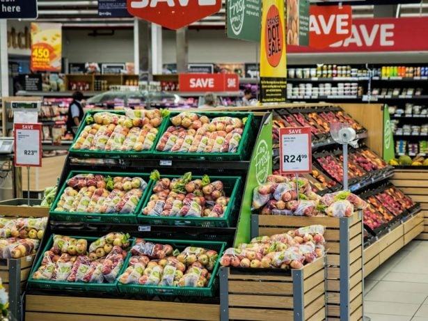 Supermercado pagará indenização a funcionário obrigado a rebolar no trabalho