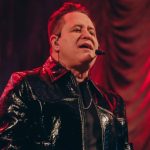 Após cair do palco, Marrone precisou levar pontos na região do supercílio