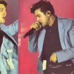 Quem nunca? Luan Santana esquece etiqueta na roupa durante show e vídeo viraliza nas redes