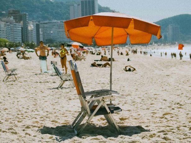 Proibição de som e restrição ao comércio marcam novas regras nas praias do Rio