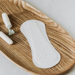 Falta de itens básicos para menstruação traz riscos à saúde, alerta especialista