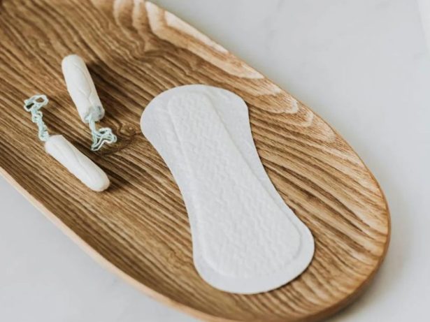 Falta de itens básicos para menstruação traz riscos à saúde, alerta especialista