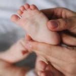 Mulher processa empresa após ter licença-maternidade para bebê reborn negada