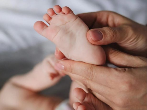 Mulher processa empresa após ter licença-maternidade para bebê reborn negada