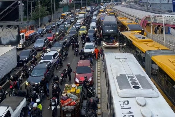 Megaoperação da polícia contra facção provoca tiroteio e paralisa trânsito no Rio