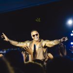 Leo Santana reúne multidão em show surpresa em posto de gasolina em Salvador