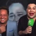Leonardo reage com bom humor ao ver repórter usando batom vermelho