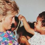 Vestido icônico que Lady Di usou no Brasil pode ser leiloado por R$6 milhões