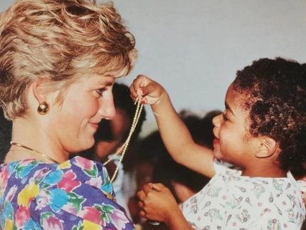 Vestido icônico que Lady Di usou no Brasil pode ser leiloado por R$6 milhões