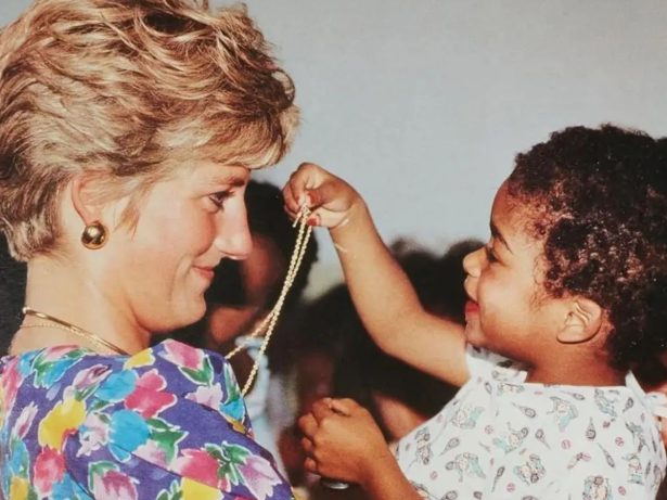 Vestido icônico que Lady Di usou no Brasil pode ser leiloado por R$6 milhões