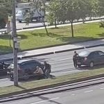 Carro de luxo blindado é alvo de disparos durante tiroteio em avenida no Rio