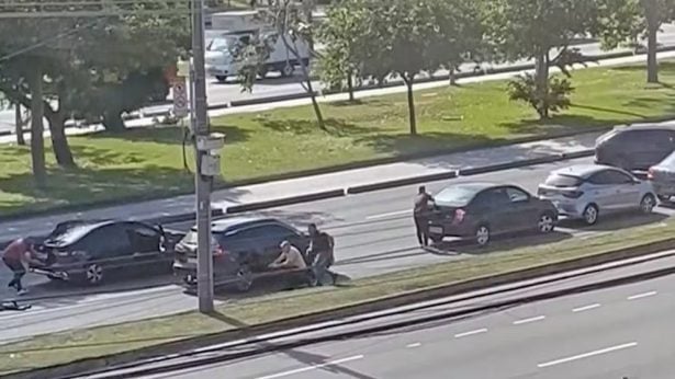 Carro de luxo blindado é alvo de disparos durante tiroteio em avenida no Rio