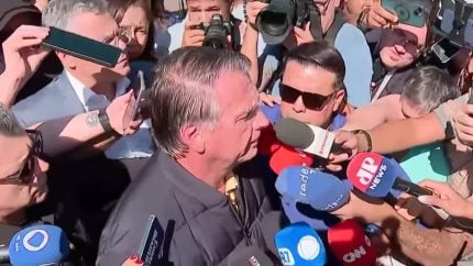 Bolsonaro chama medidas de “humilhação” e afirma: “Nunca pensei em sair do Brasil”