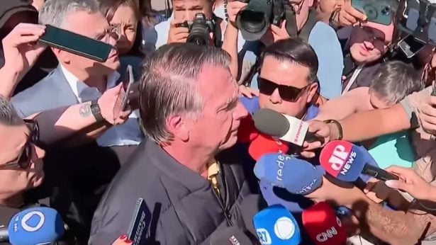 Bolsonaro chama medidas de “humilhação” e afirma: “Nunca pensei em sair do Brasil”